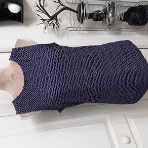 Liz Claiborne, Size M Purple Black Wavy / Zig Zag Pattern Sleeveless Top. EUC
